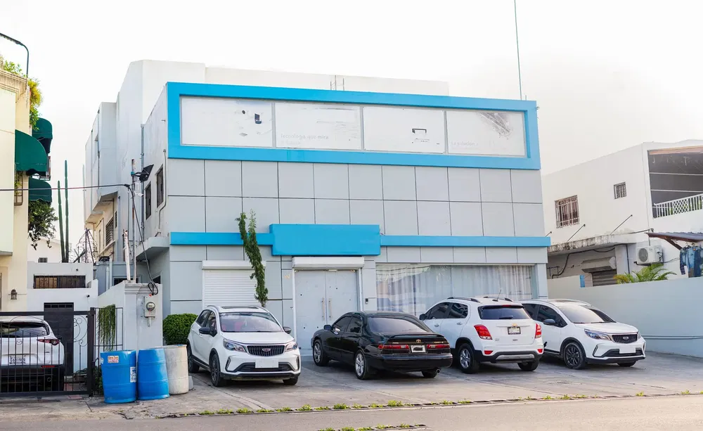 Salon; parquet, lumière naturelle, style moderne, hauteur sous plafond