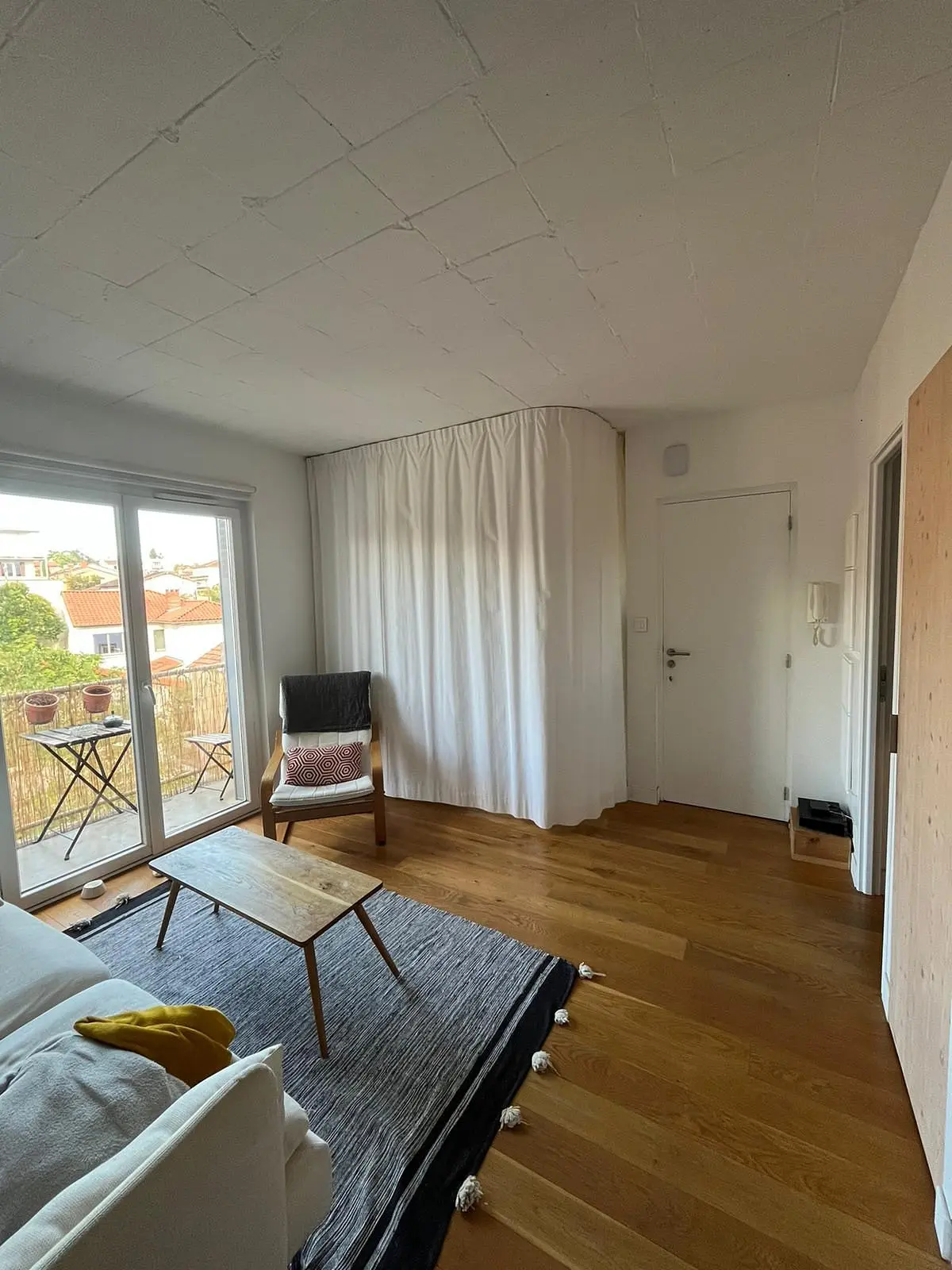 Salón; suelo de madera, luz natural, estilo moderno, techos altos