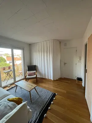 Salón; suelo de madera, luz natural, estilo moderno, techos altos