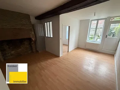 Salon; parquet, lumière naturelle, style moderne, hauteur sous plafond