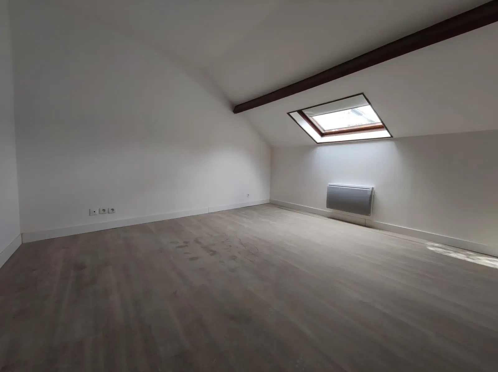 Obývačka; drevená podlaha, prirodzené svetlo, moderný štýl, vysoké stropy