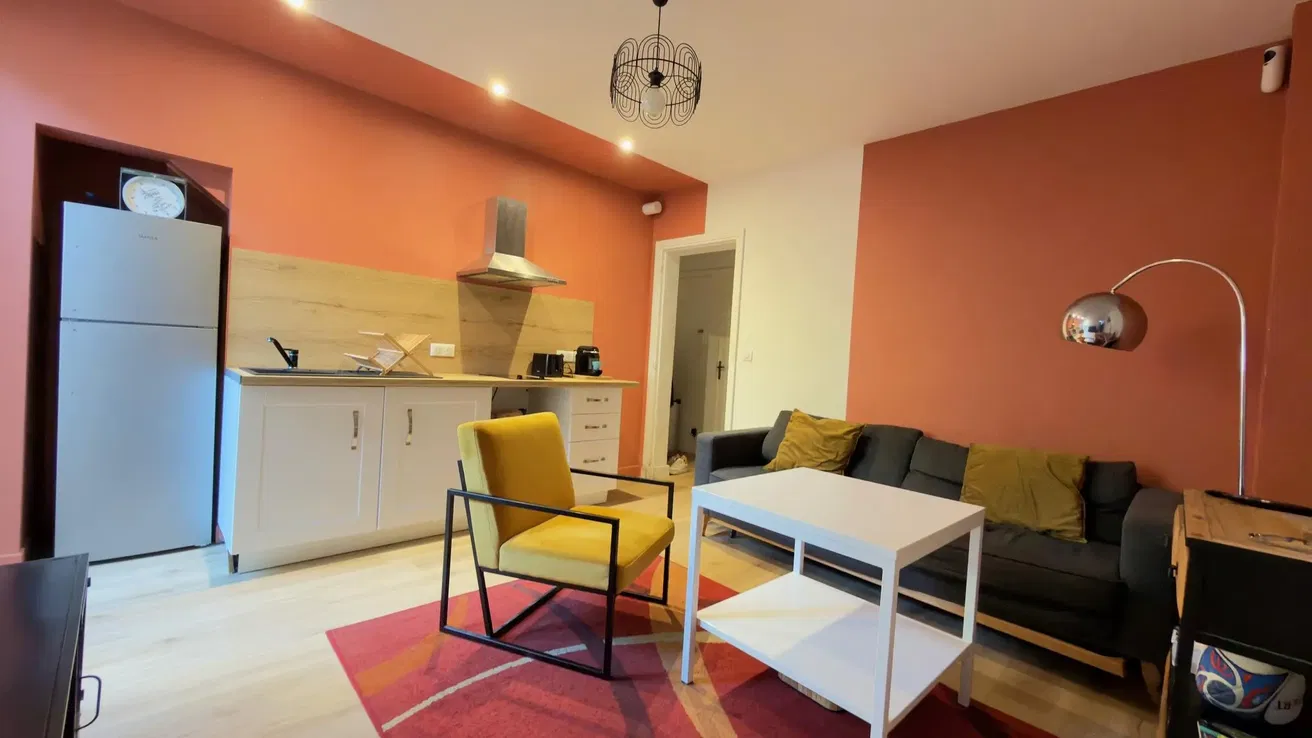 Sala de estar; chão de madeira, luz natural, estilo moderno, teto alto