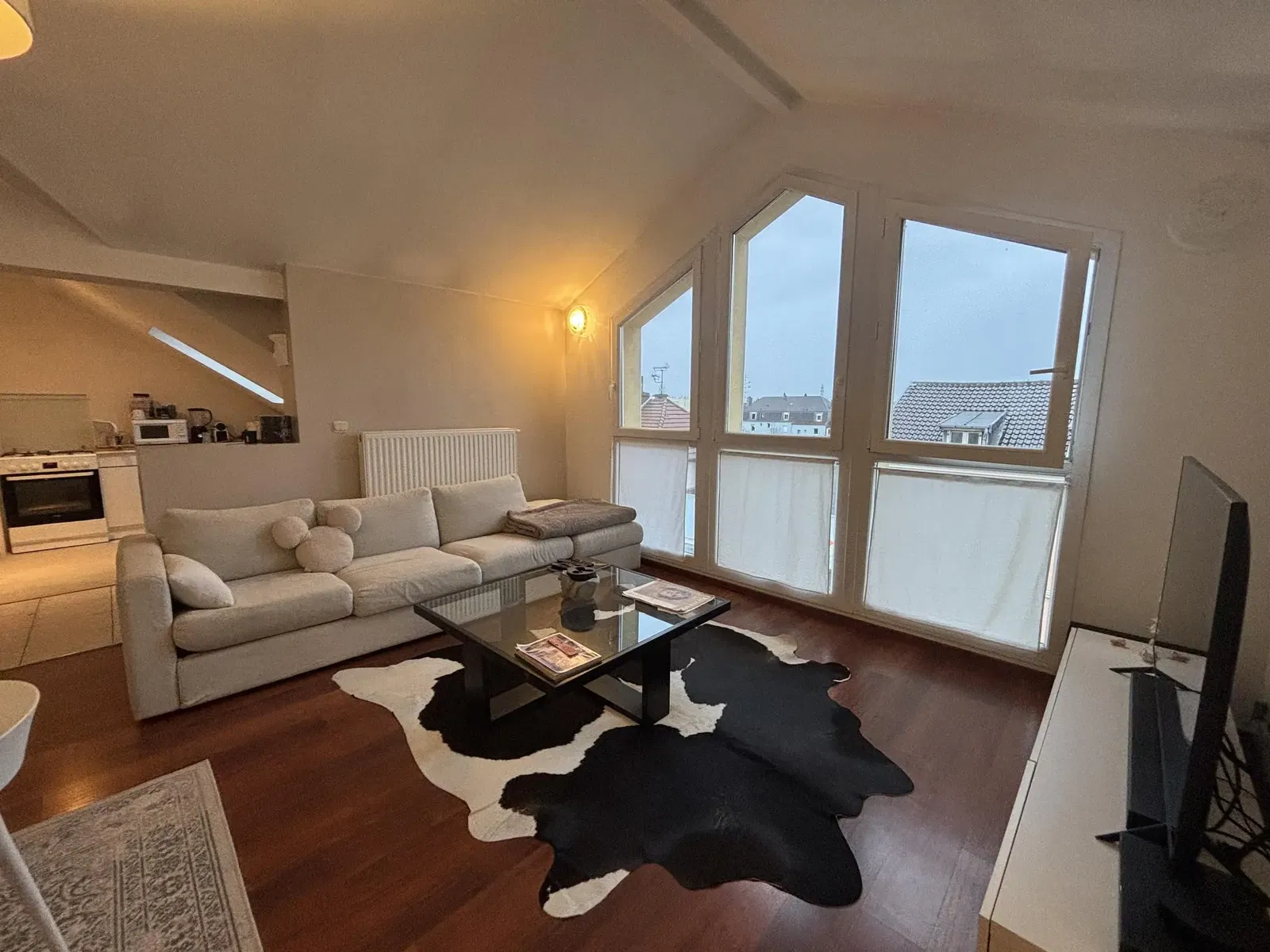 Wohnzimmer; holzboden, tageslicht, moderner stil, hohe decken