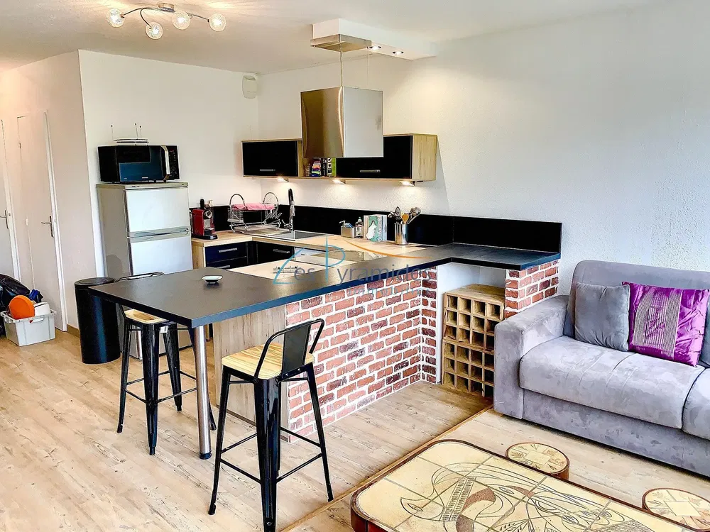 Salón; suelo de madera, luz natural, estilo moderno, techos altos