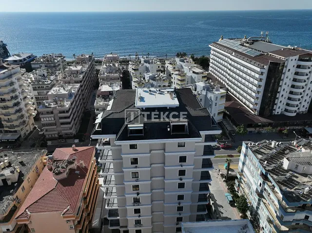 Obývačka; drevená podlaha, prirodzené svetlo, moderný štýl, vysoké stropy