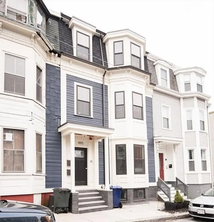 Salon; parquet, lumière naturelle, style moderne, hauteur sous plafond