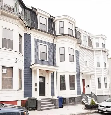 Salon; parquet, lumière naturelle, style moderne, hauteur sous plafond