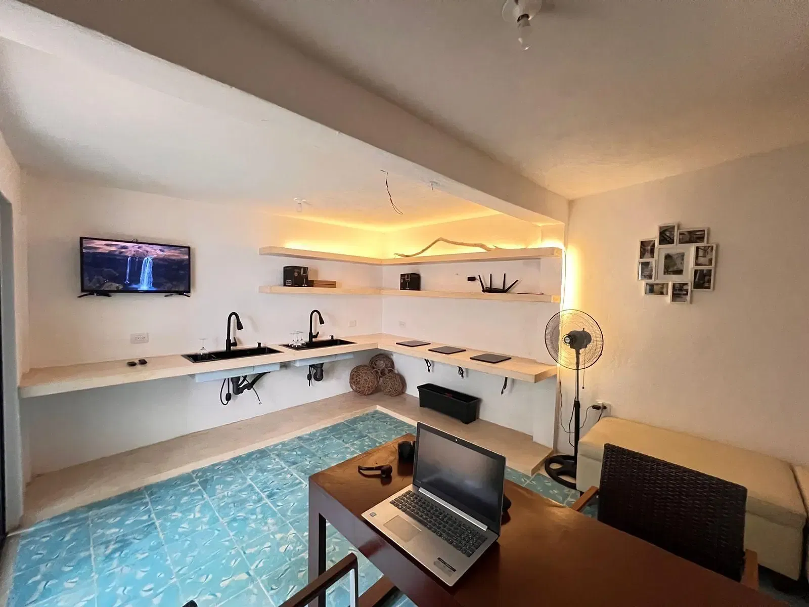 Salon; lumière naturelle, parquet, style moderne, hauteur sous plafond