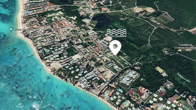 Salon; parquet, lumière naturelle, style moderne, hauteur sous plafond