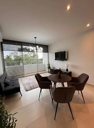 Salon; parquet, lumière naturelle, style moderne, hauteur sous plafond