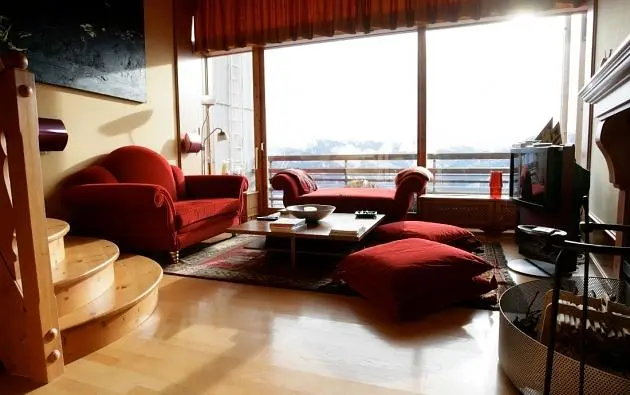 Woonkamer; houten vloer, natuurlijk licht, moderne stijl, hoge plafonds