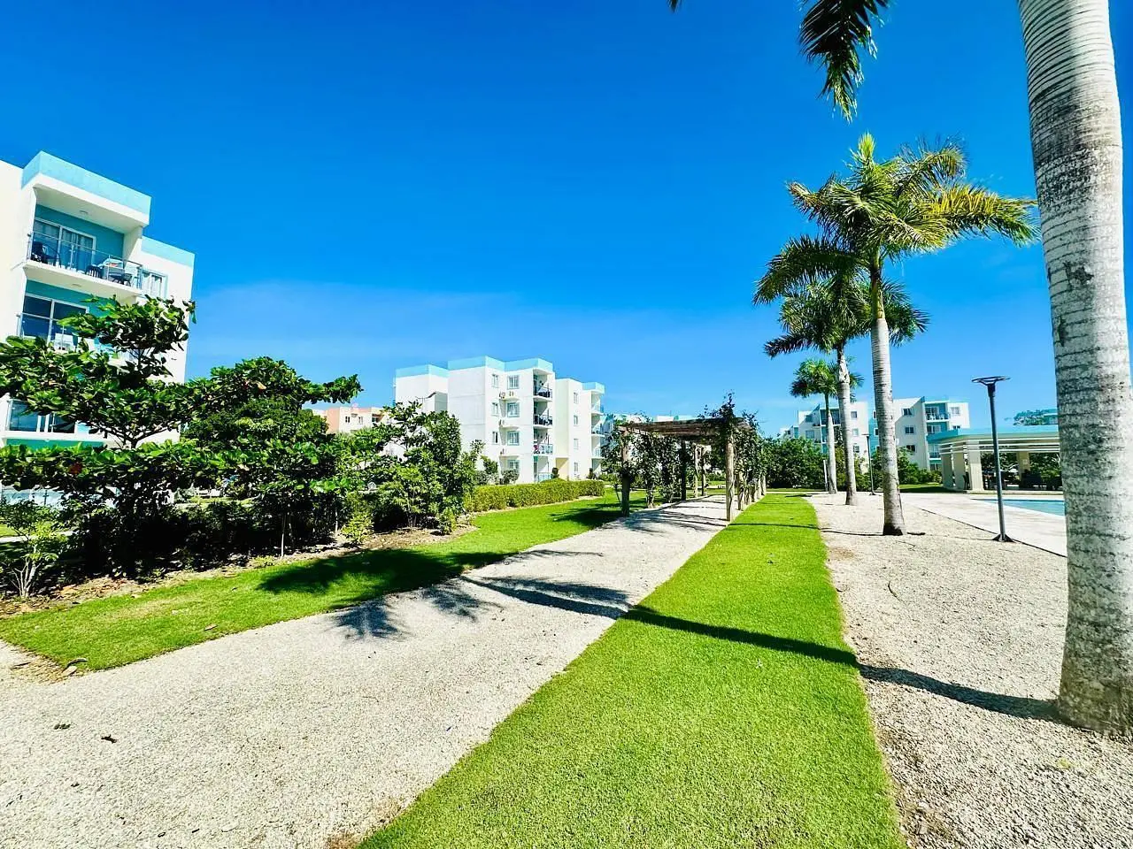 Cuisine; électroménager, parquet, lumière naturelle, style moderne, rénové