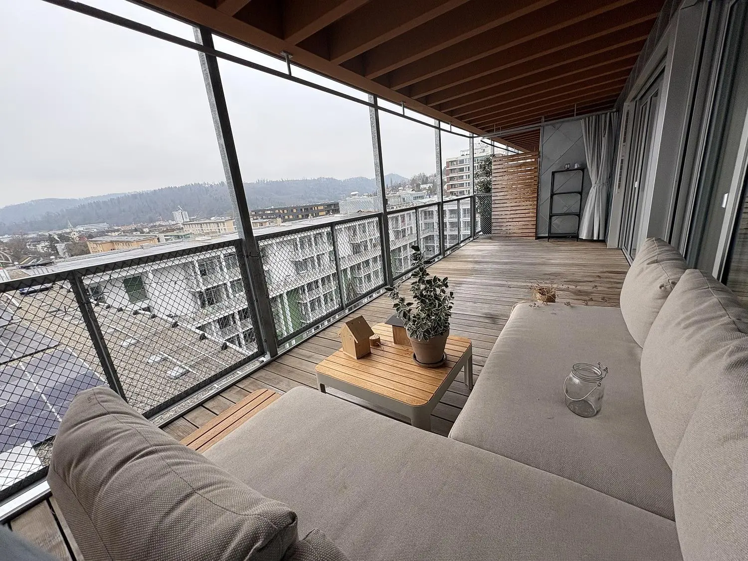 Salon; parquet, lumière naturelle, style moderne, hauteur sous plafond