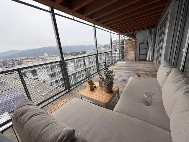 Wohnzimmer; holzboden, tageslicht, moderner stil, hohe decken