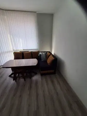 Wohnzimmer; holzboden, tageslicht, moderner stil, hohe decken