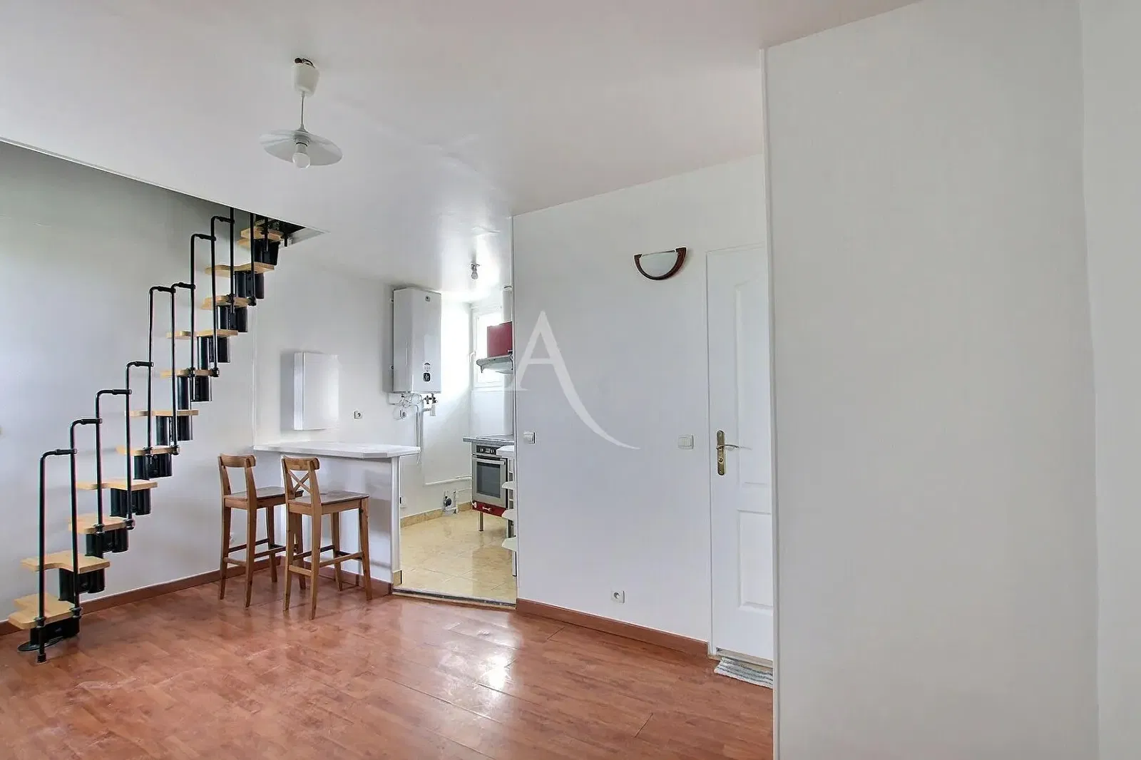 Wohnzimmer; holzboden, tageslicht, moderner stil, hohe decken