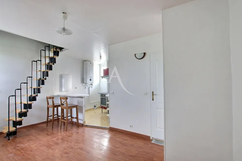 Wohnzimmer; holzboden, tageslicht, moderner stil, hohe decken