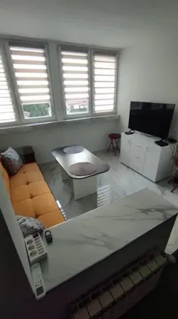 Wohnzimmer; holzboden, tageslicht, moderner stil, hohe decken