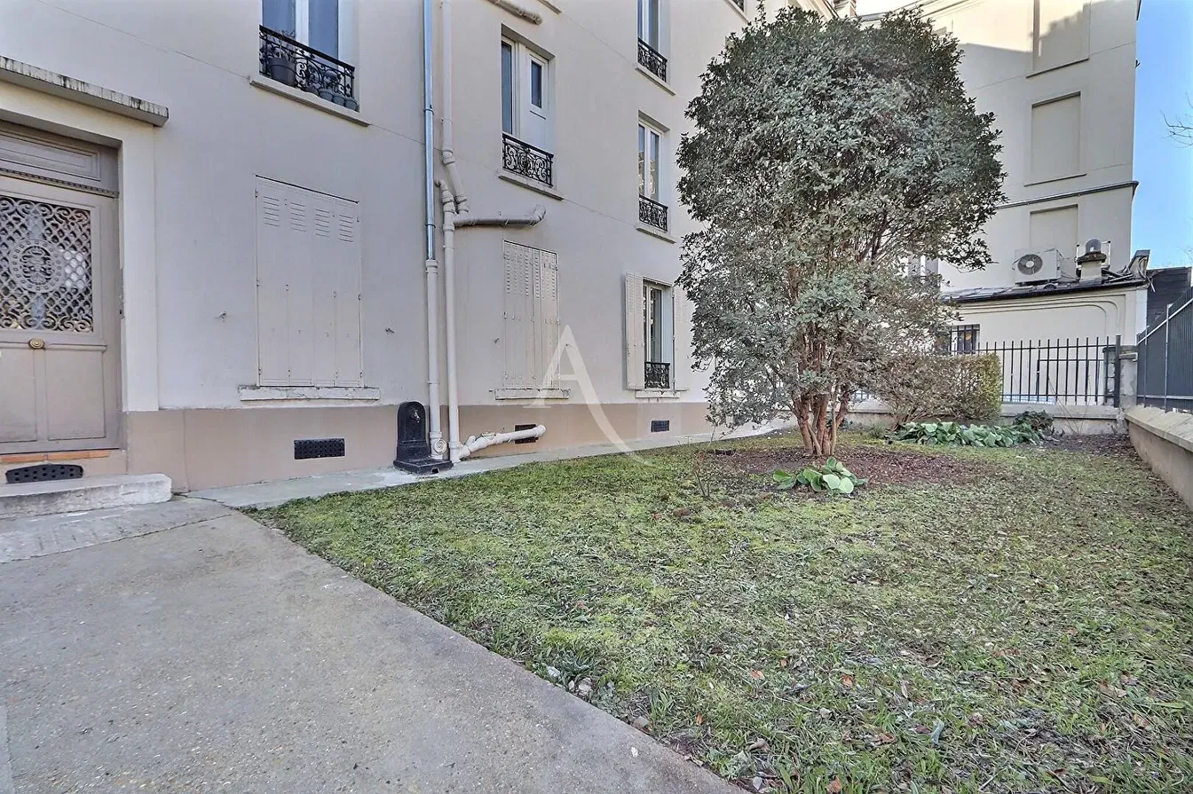 Oturma odası; ahşap zemin, doğal ışık, modern stil, yüksek tavan