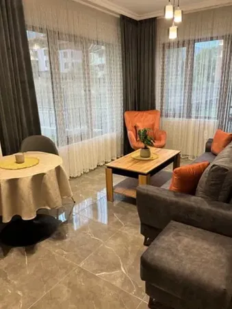 Wohnzimmer; holzboden, tageslicht, moderner stil, hohe decken