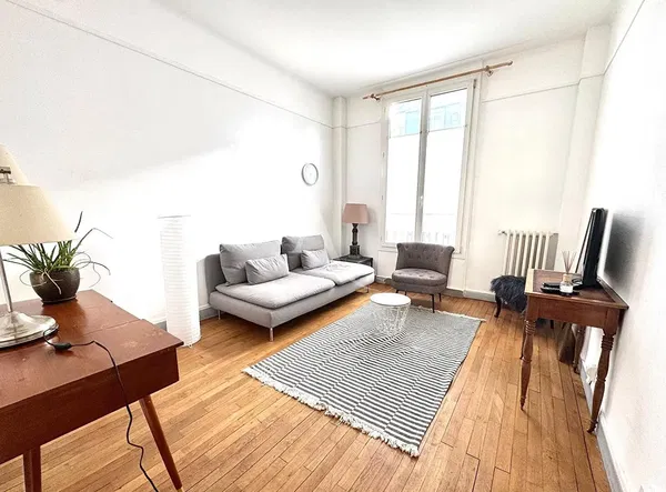 Salon; parquet, lumière naturelle, style moderne, hauteur sous plafond