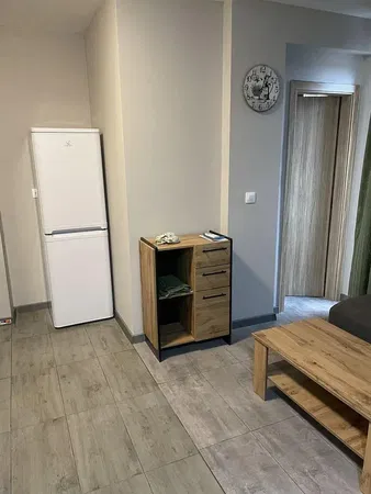 Σαλόνι; ξύλινο πάτωμα, φυσικό φως, μοντέρνο στυλ, ψηλά ταβάνια