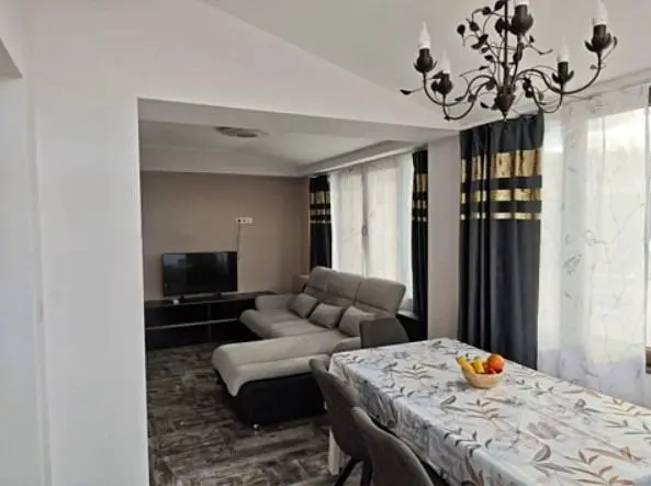 Κουζίνα; συσκευές κουζίνας, ξύλινο πάτωμα, φυσικό φως, μοντέρνο στυλ, ανακαινισμένο