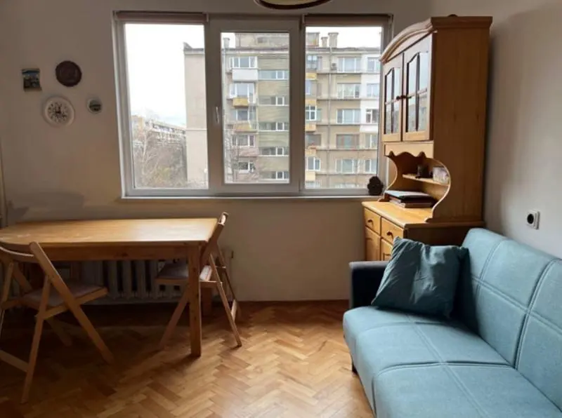 Κουζίνα; συσκευές κουζίνας, ξύλινο πάτωμα, φυσικό φως, μοντέρνο στυλ, ανακαινισμένο