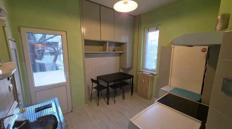 Σαλόνι; ξύλινο πάτωμα, φυσικό φως, μοντέρνο στυλ, ψηλά ταβάνια