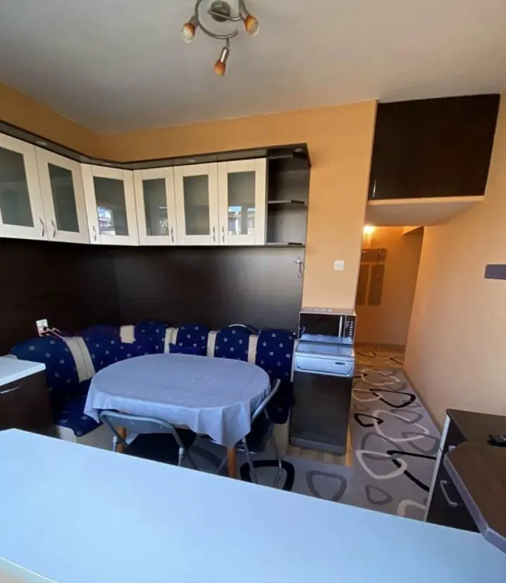 Σαλόνι; ξύλινο πάτωμα, φυσικό φως, μοντέρνο στυλ, ψηλά ταβάνια