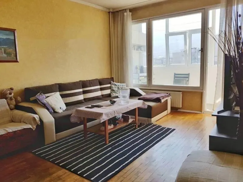 Salon; podłoga drewniana, światło dzienne, styl nowoczesny, wysokie sufity