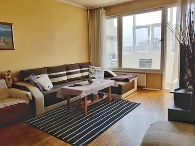 Salon; podłoga drewniana, światło dzienne, styl nowoczesny, wysokie sufity