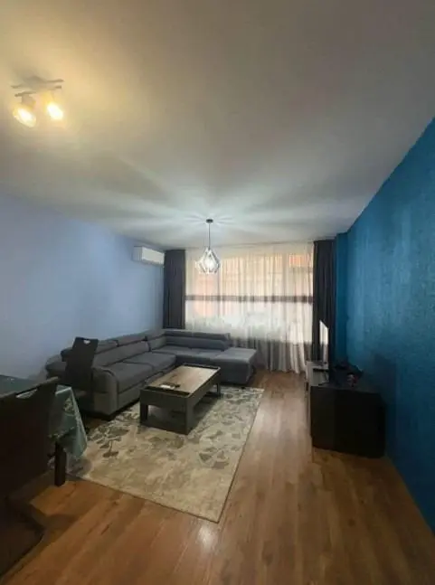 Σαλόνι; ξύλινο πάτωμα, φυσικό φως, μοντέρνο στυλ, ψηλά ταβάνια