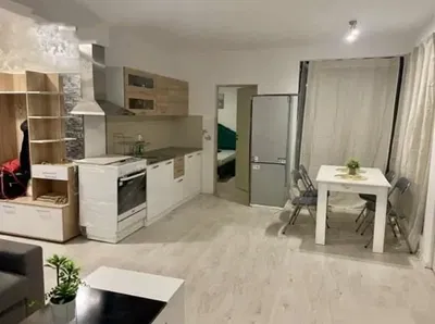 Salón; suelo de madera, luz natural, estilo moderno, techos altos