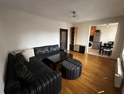 Salón; suelo de madera, luz natural, estilo moderno, techos altos