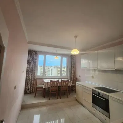 Σαλόνι; ξύλινο πάτωμα, φυσικό φως, μοντέρνο στυλ, ψηλά ταβάνια