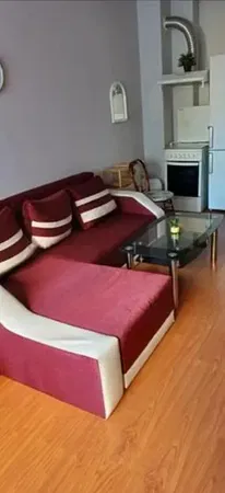 Salón; suelo de madera, luz natural, estilo moderno, techos altos