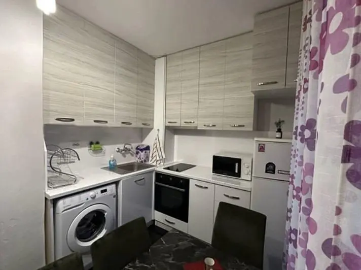 Σαλόνι; ξύλινο πάτωμα, φυσικό φως, μοντέρνο στυλ, ψηλά ταβάνια