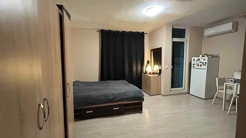 Wohnzimmer; holzboden, tageslicht, moderner stil, hohe decken