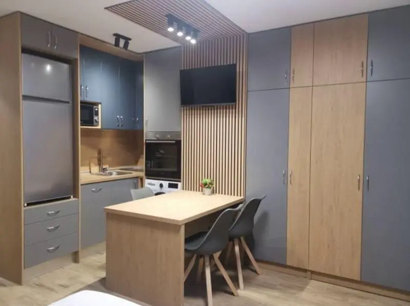 Küche; küchengeräte, holzboden, tageslicht, moderner stil, renoviert