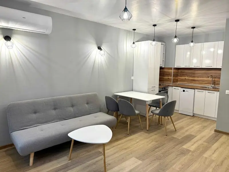 Wohnzimmer; holzboden, tageslicht, moderner stil, hohe decken