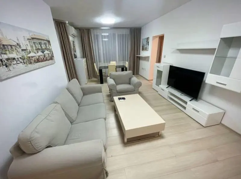 Obývací pokoj; dřevěná podlaha, přirozené světlo, moderní styl, vysoké stropy