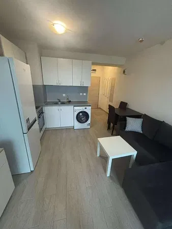 Wohnzimmer; holzboden, tageslicht, moderner stil, hohe decken