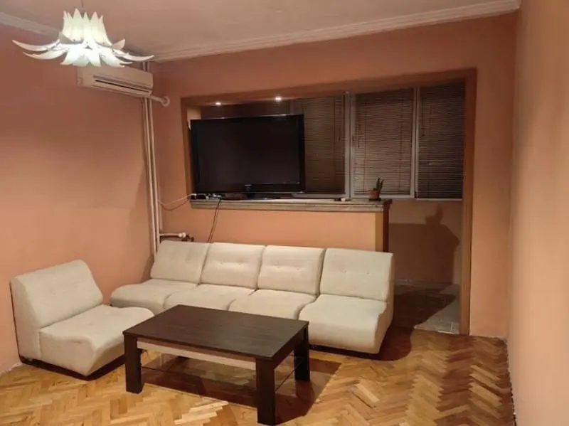 Wohnzimmer; holzboden, tageslicht, moderner stil, hohe decken