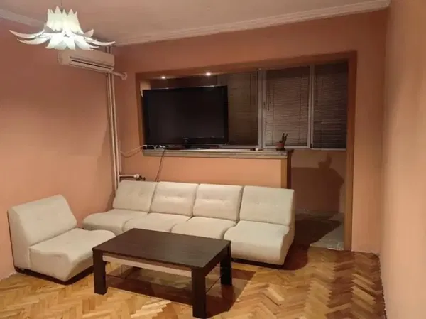 Wohnzimmer; holzboden, tageslicht, moderner stil, hohe decken