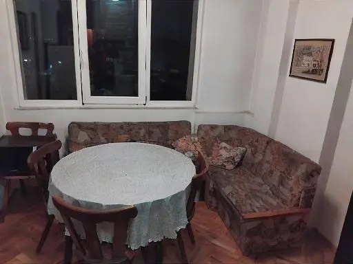 Wohnzimmer; holzboden, tageslicht, moderner stil, hohe decken