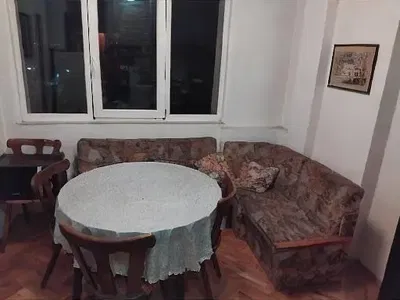 Wohnzimmer; holzboden, tageslicht, moderner stil, hohe decken