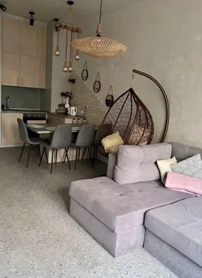 Sala de estar; chão de madeira, luz natural, estilo moderno, teto alto