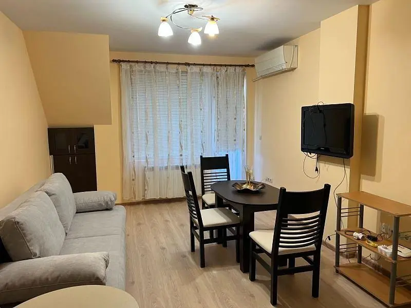 Küche; küchengeräte, holzboden, tageslicht, moderner stil, renoviert