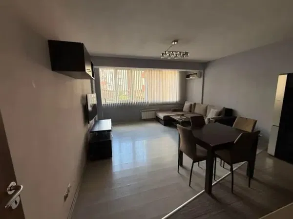 Salón; suelo de madera, luz natural, estilo moderno, techos altos